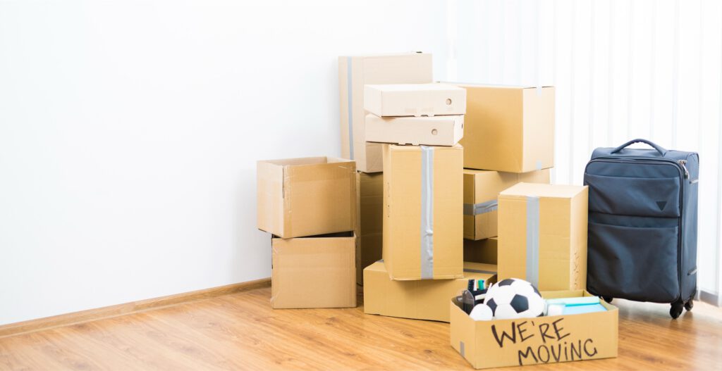 Umzugskisten und Koffer